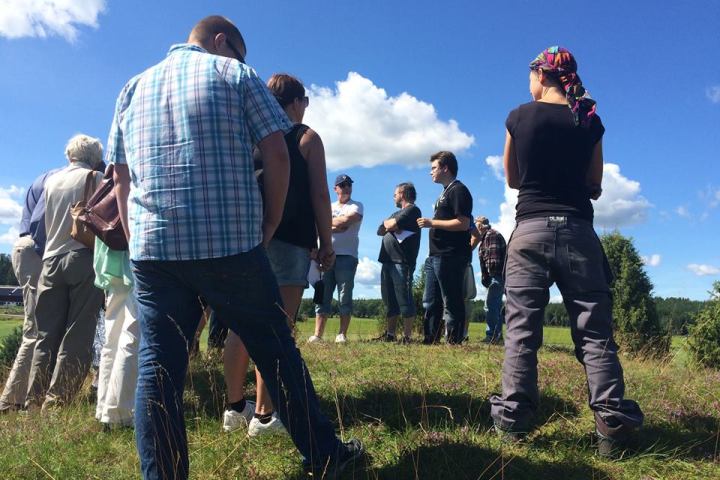 group tour at Vada burrial mounds