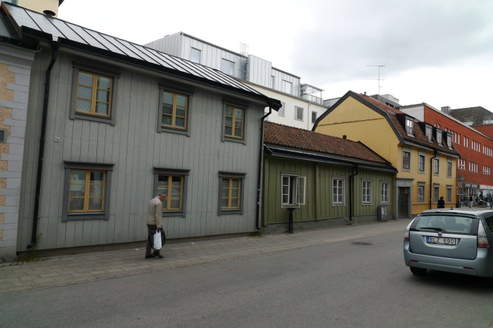 a car parked on the side of a building